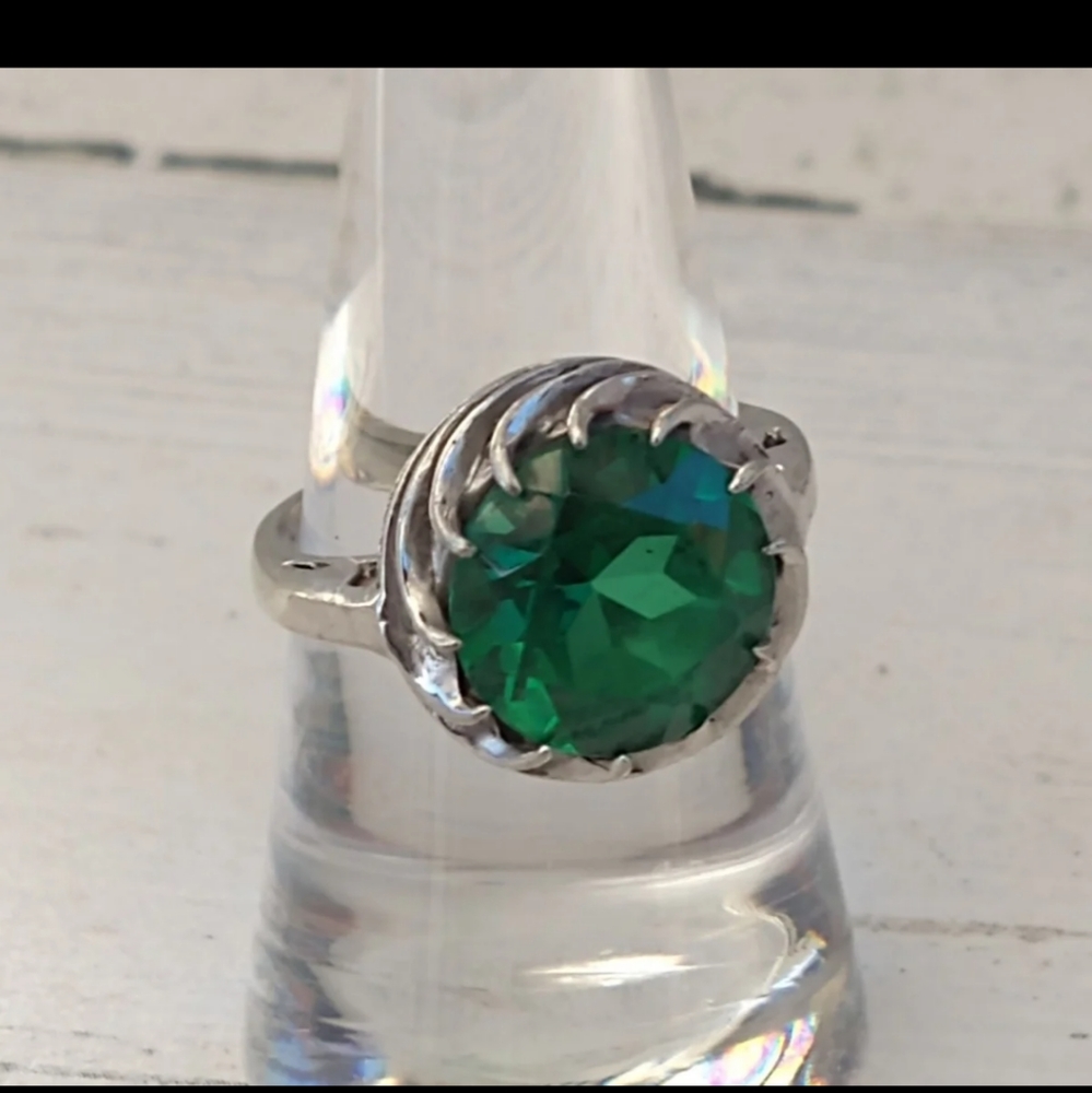 10KT WHITE GOLD SYNTHETIC EMERALD RING